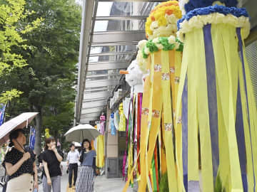 パセオ通りの歩道に設置された七夕飾り＝福島市