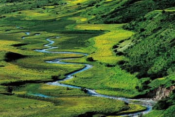 中国国家林業・草原局がこのほど明らかにしたところによると、各方面の共同努力により、中国の国家公園の建設は重要な成果を達成した。写真は三江源国家公園。