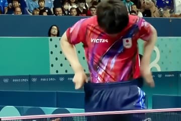 パリ五輪に出場中の卓球男子・張本智和の試合前の動作が中国のネット上で注目を集めている。