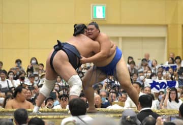 大相撲の夏巡業「日立場所」で、横綱照ノ富士関と対戦する関脇大の里関(右)=日立市東成沢町