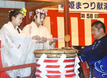 献湯祭に臨む遠藤さん（左）と粕谷さん（中央）＝9日午後、郡山市