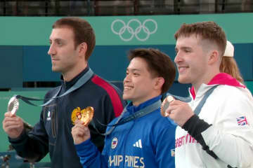 フィリピンのカルロス・ユーロ選手がパリ五輪男子体操種目別のゆかと跳馬で同国男子初の金メダルに輝いた。柔道女子とスケボーでは「日本勢」が表彰台を独占する場面もあった。写真はユーロ選手（中央）。