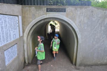 大野潮騒はまなす公園内を探索する子どもたち=鹿嶋市角折