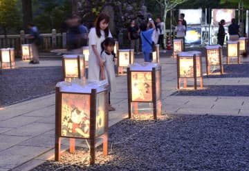 大小約2千個の絵灯籠が夏の大山を照らす＝10日、大山阿夫利神社下社