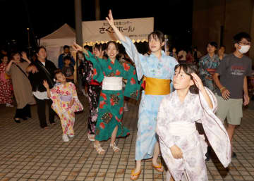 輪踊りを楽しむ来場者たち