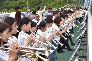 竜神大吊橋で行われた100人トランペット=5月、常陸太田市天下野町