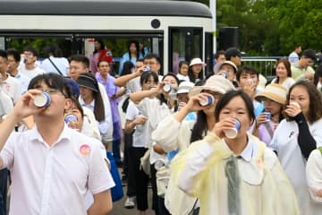 雲南省昆明市で3500人が「最大規模のコーヒー品評会」に参加し、ギネス世界記録を達成した。