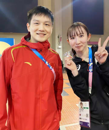 12日、パリ五輪卓球女子シングルス銅メダリストの早田ひなが中国の樊振東との写真を投稿したことが注目を集めた。写真は早田の微博アカウントより。