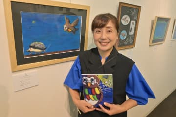 新作絵本を出版し、原画展を開催しているsatocoさん=日立市弁天町