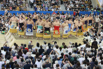 ３３００人の観客を前に土俵入りを披露する力士たち