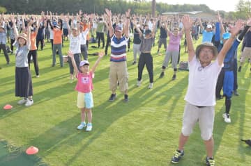 ラジオ体操で体を動かす参加者=ひたちなか市新光町