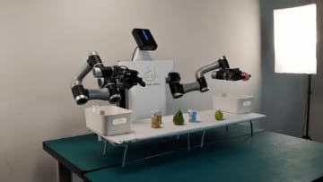 成都人型ロボットイノベーションセンターが12日、四川省成都市で中国初のロボットマルチモーダルモデルと双腕協調システムを発表した。