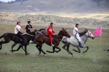 競馬イベントが11日にクルト盆地で開催された。