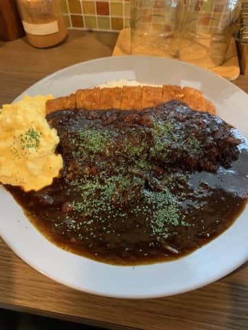 神戸ポーク・プレミアムカツカレー1200円。時季ごとの限定メニューもチェックしたい。