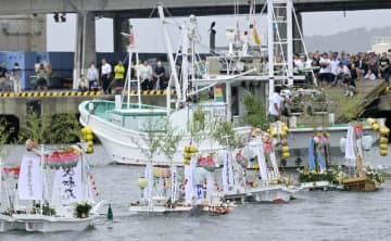 漁船に引かれ港内を回る盆船=北茨城市大津町