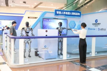 中国初のスマート人型ロボット銀行ロビー案内シーントレーニング拠点がこのほど、同行上海浦東支店で正式に運用開始された。