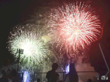 夜空を彩った色とりどりの花火＝17日午後8時ごろ、浅川町