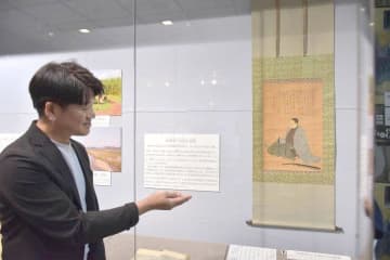 伊東甲子太郎の肖像画を説明する千葉隆司館長=かすみがうら市坂