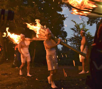 たいまつの火の粉を散らしながら麓山を駆け上った「麓山の火祭り」＝15日午後6時45分ごろ、富岡町