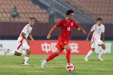 中国に遠征中のサッカーU－16日本代表が同中国代表に2-1で勝利し、中国のサッカーファンが関心を寄せている。