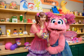 「『ピンクがいっぱい！』feat.アビー＆しなこキャンペーン」開催！TM and（C）2024 Sesame Workshop