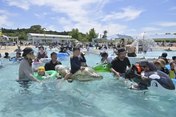 流れるプールで楽しむ来場者=鉾田市箕輪