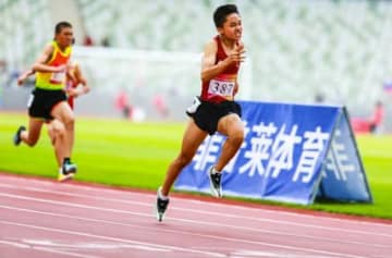 広東省深センで開かれたWSE陸上オープンで17日、男子100メートル決勝が行われ、12歳の小学生・韓信君が11秒49の大会記録をたたき出した。