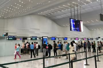 広州白雲国際空港の出入国検査所によると、17日の時点で、同検査所から出入国（境）した旅客の数が延べ828万人に達し、ここ5年の最多記録を更新した。