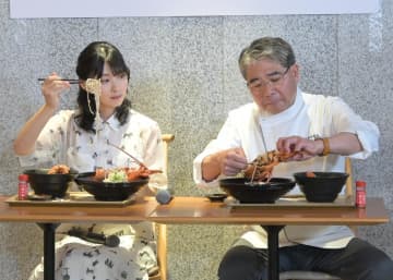 「常陸乃国いせ海老天ぷらそば」を試食する檜山沙耶さん(左)と「総本家　更科堀井」の堀井良教代表=東京都中央区