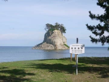 地震の崩落により、姿を変えた見附島。海岸から島まで続いていた石も見えなくなってしまった（筆者撮影）