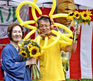 ひまわり続婚式で祝福を受けた山田さん（右）と妻香織さん