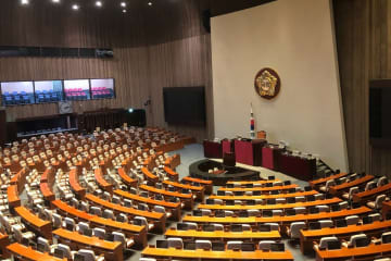 27日、韓国・アジア経済によると、韓国の金文洙雇用労働部長官候補が「日本植民地時代の先祖の国籍は日本」「大韓民国の建国は1948年」などと主張した。写真は韓国国会。