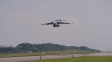 中国空軍の大型輸送機「運-20」1機、八一アクロバット飛行隊の「殲-10 」7機が26日、エジプト空軍の招待を受けて第1回エジプト航空ショーに参加するため、中国西北地域の某飛行場から離陸した。