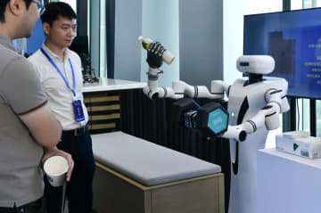 広東省深セン市で26日、スマートロボットハンド技術産業発展大会が開催された。