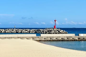 29日、韓国・東亜日報などによると、韓国・釜山市内の海水浴場で男性が旭日旗の付いた電動車いすに乗る姿が目撃され、物議を醸している。写真は釜山。