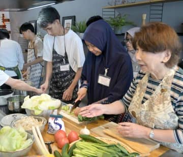 県産食材を使ってインドネシア料理を作る留学生たち=水戸市梅香