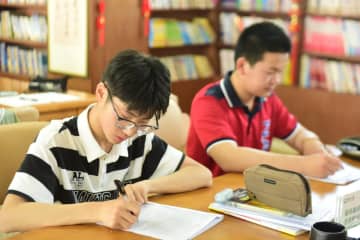 中国の大学で新年度が始まり、学生が続々とキャンパスに戻ると、大学生の生活費の話題が広く議論されるようになった。