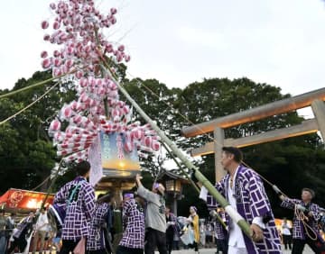 ちょうちんを揺らしながら鹿島神宮へ大青竹を運ぶ氏子ら=鹿嶋市宮中