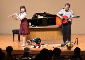 盲導犬のギルに感謝を込めて演奏する村上守さん(右)と真理子さん=水戸市千波町