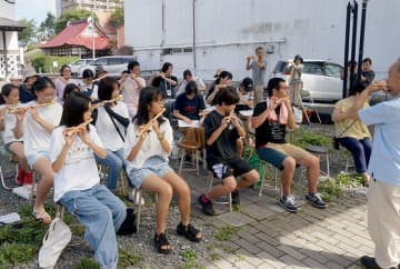 花巻まつりでの演奏に向けて稽古に励む横笛教室の参加者