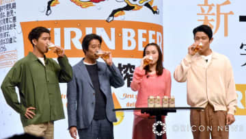 キリンビール『祝・ついに完成！35年目の「新・一番搾り」発表会』に登壇した（左から）賀来賢人、堤真一、飯豊まりえ、鈴木亮平 （C）ORICON NewS inc.