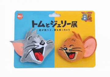 「トムとジェリー85周年記念展 ぬいぐるみバッジセット」（税込 1760円）　TOM AND JERRY and all related characters and elements （C）＆TM Turner Entertainment Co．（s24）