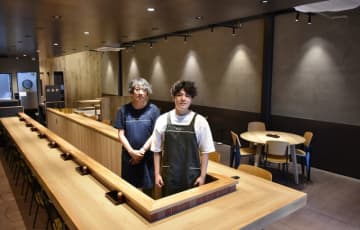 リニューアルした店内。高宮貢代表（左）と立希さんがこだわりの一杯を提供する