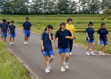 東和棚田のんびりＲｕｎのコースを見て回る東和中３年生ら