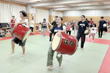 横須賀市内の小学校で、本番に向けて練習に熱が入る「儀間神奈川会」のメンバーたち