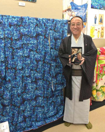 振り袖を制作した佐沼屋呉服店の石島通孝社長と、デザインを描いた三浦りんさん(画面内右)=龍ケ崎市砂町