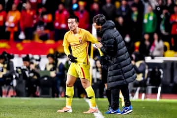 直播吧によると、サッカー元中国代表DF姜至鵬はこのほどライブ配信で、2019年12月に行われたE-1サッカー選手権の日本戦での危険なプレーを巡るハーフタイムでの監督とのやり取りについて明らかにした。