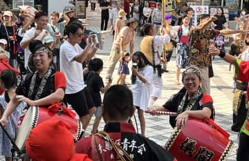 カチャーシーを楽しむ人たち＝8日、横須賀中央駅前