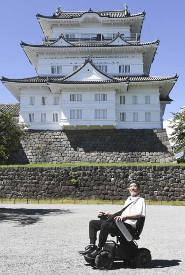 電動車いすを利用する神保さん＝10日、小田原城址公園