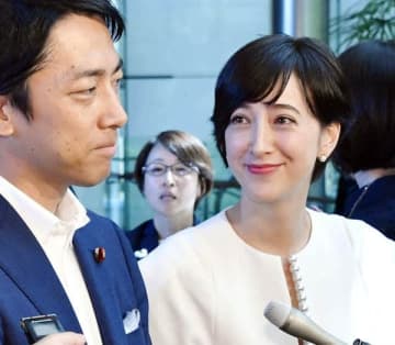 官邸で結婚を明らかにした小泉進次郎＆滝川クリステル夫妻（Ｃ）日刊ゲンダイ